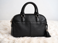 Sac à Main Cuir Noir – Poignées Rondes & Pompon
